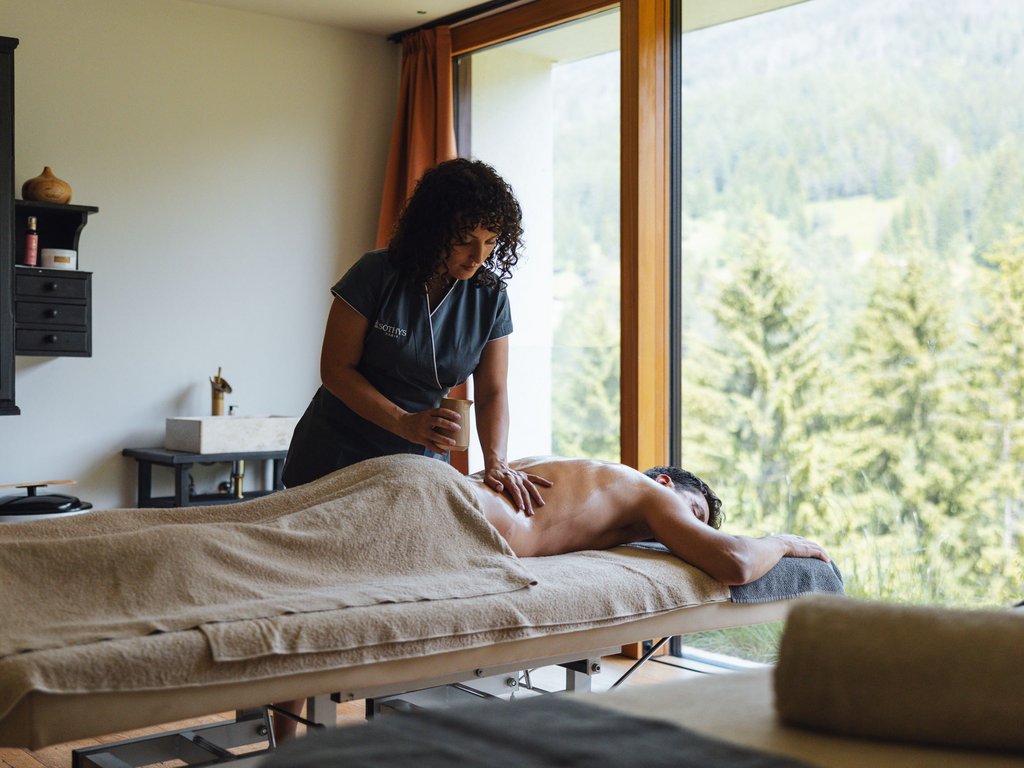 Hotel Latemar mit Dolomitenblick Rückenmassage in einem Raum mit Bergblick