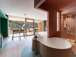 Hotel Latemar mit Dolomitenblick Hotelzimmer mit Badewanne, Bett und Balkon mit Bergblick