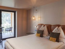 Hotel Latemar mit Dolomitenblick Modernes Doppelzimmer mit Balkon und Blick auf bewaldete Berge