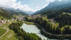 Hotel Latemar mit Dolomitenblick Alpenlandschaft mit See, Wald und Dorf zwischen Bergen