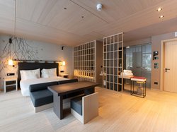 Hotel Latemar mit Dolomitenblick Modernes Hotelzimmer mit Doppelbett und Sitzbereich