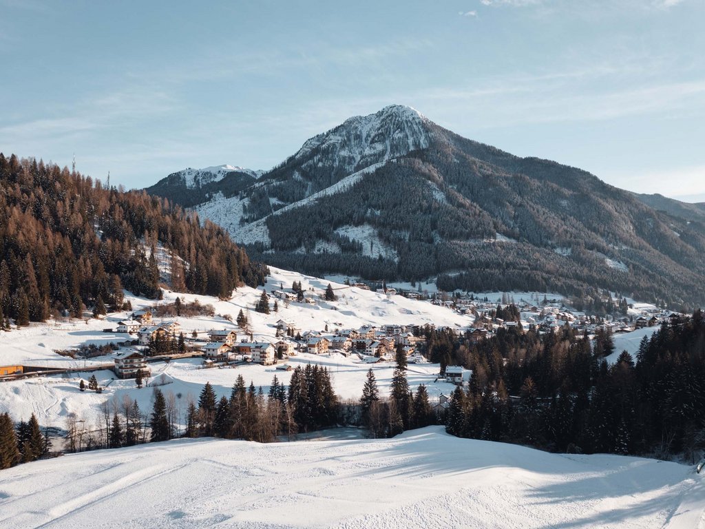 Hotel Latemar mit Dolomitenblick Winterlandschaft mit verschneitem Bergdorf