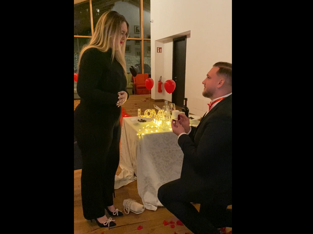 Hotel Latemar mit Dolomitenblick Mann kniet sich bei romantischem Abendessen mit Liebesdekoration vor Frau nieder