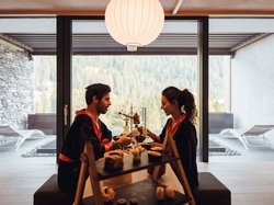 Hotel Latemar mit Dolomitenblick Paar isst Sushi drinnen mit Bergblick