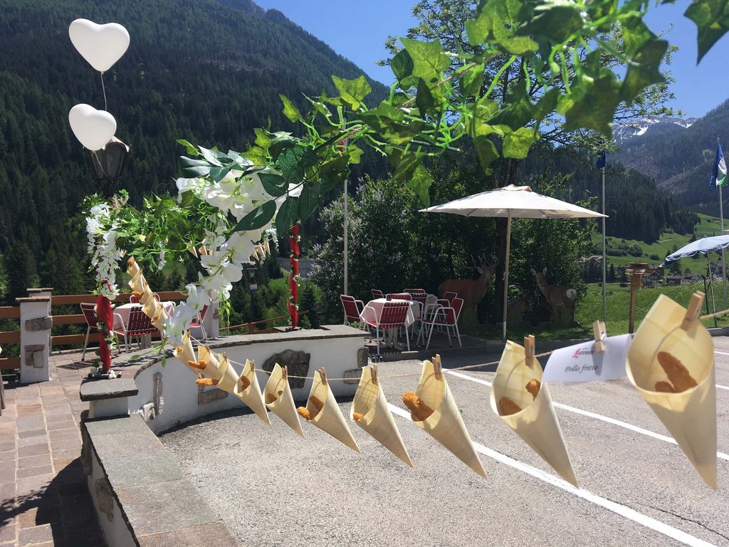 Dalla webcam il Latemar è bello, ma dal vivo è un sogno! Coni di carta con cibo appesi su un filo in esterno con montagna sullo sfondo