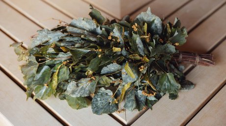 Meteo, Moena, Soraga, Latemar: tutto nella nostra gallery Fascio di foglie di tiglio essiccate su superficie di legno chiaro