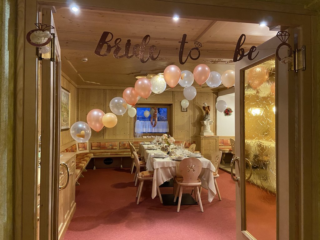 Val di Fassa: wandern, biken, erleben Raum für Junggesellinnenabschied mit Luftballons und gedecktem Tisch