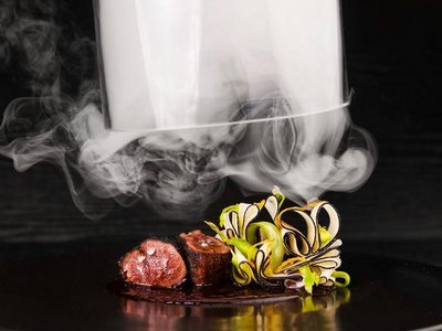 A Soraga il meteo è sempre ottimo per un Day Spa! Piatto gourmet con carne e verdure sotto una campana di vetro fumante