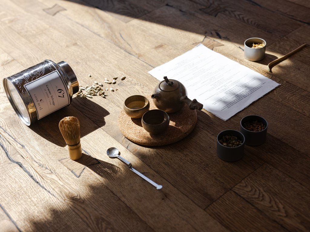 A Soraga il meteo è sempre ottimo per un Day Spa! Set per tè giapponese con teiera, tazze e accessori su pavimento in legno