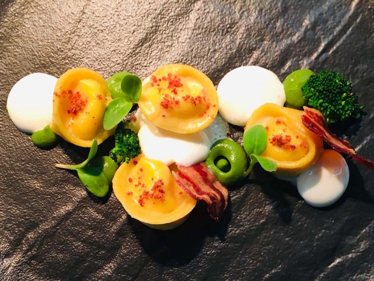 I nostri fornitori di fiducia: solo prodotti di qualità! Piatto gourmet con tortellini, broccoli, crema bianca e guarnizioni verdi