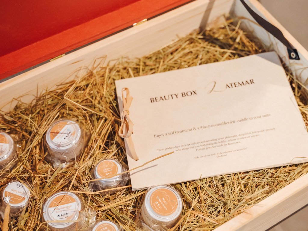 Soraga: dal lago alla piscina del Latemar Beauty box con prodotti per la cura del corpo in una scatola di legno con fieno