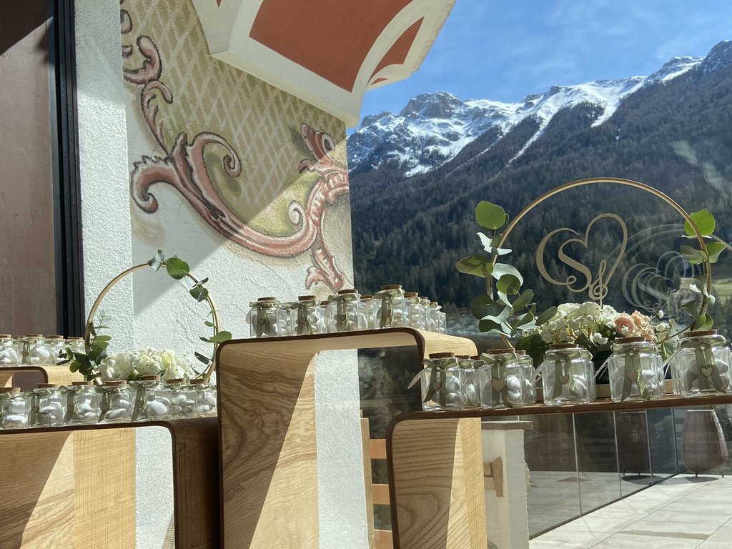 On the webcam Latemar is lovely, in real life it’s a dream! Glass jars with decorations on wooden tables by an alpine window