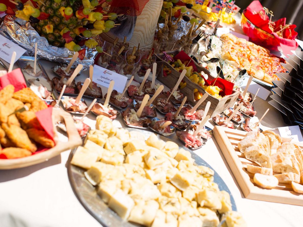 Dalla webcam il Latemar è bello, ma dal vivo è un sogno! Buffet con vari antipasti, pane, pizza e spiedini di carne