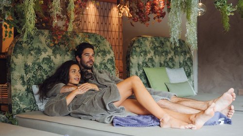 Urlaub im Fassatal: Erholung pur Entspanntes Paar auf Liegen im Spa mit hängenden Pflanzen