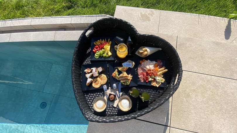 A Soraga il meteo è sempre ottimo per un Day Spa! Cesto a forma di cuore con colazione assortita a bordo piscina
