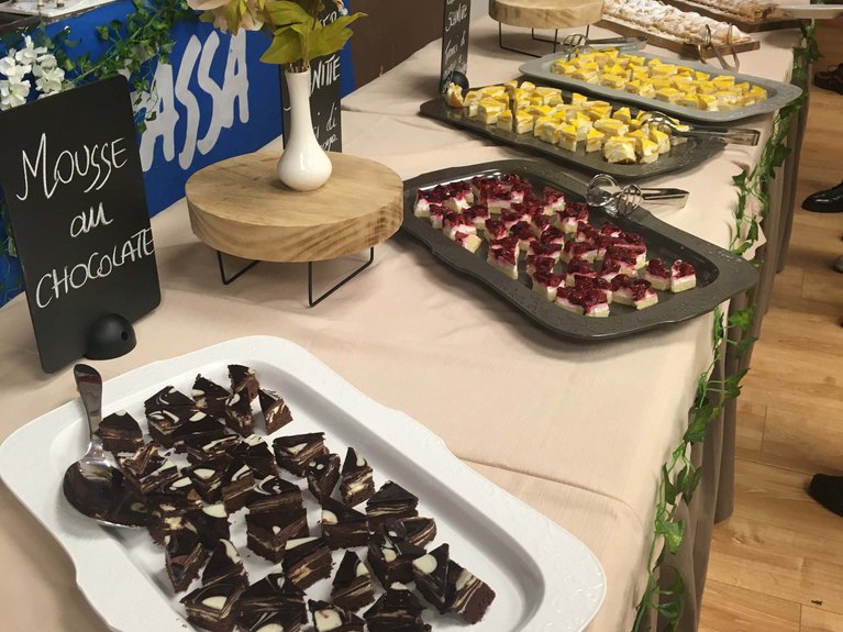 Dalla webcam il Latemar è bello, ma dal vivo è un sogno! Buffet di dolci con mousse al cioccolato e altri dessert su un tavolo decorato