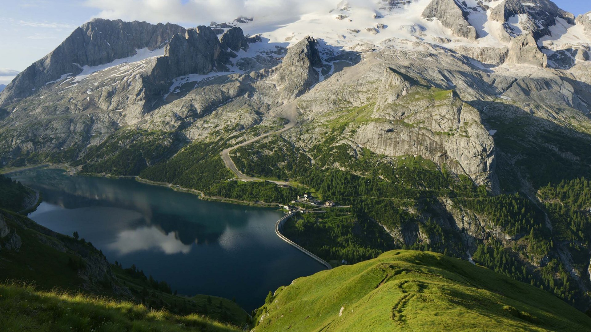 Soraga di Fassa: Urlaub in und mit der Natur Bergsee mit schneebedeckten Gipfeln und grüner Alpenlandschaft