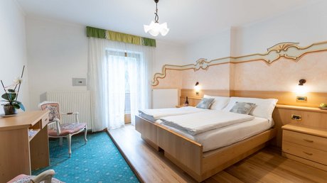 Meteo, Moena, Soraga, Latemar: tutto nella nostra gallery Camera da letto con letto matrimoniale, pavimento in legno e mobili chiari