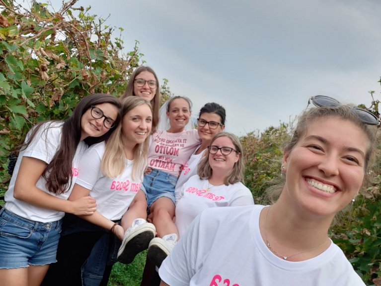 Der Radweg im Fassatal und andere Highlights Gruppe von sieben lachenden Frauen in weißen T-Shirts im Freien