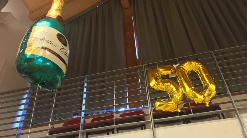 Der Radweg im Fassatal und andere Highlights Goldene Luftballons in Form der Zahl 50 und eine Champagnerflasche aus Folienballon