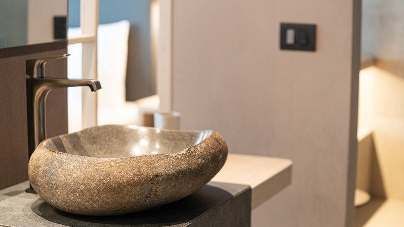 Moena: Unterkunft für Ihren Traumurlaub. Hotel Latemar! Moderner Waschtisch aus Naturstein in minimalistischem Badezimmer