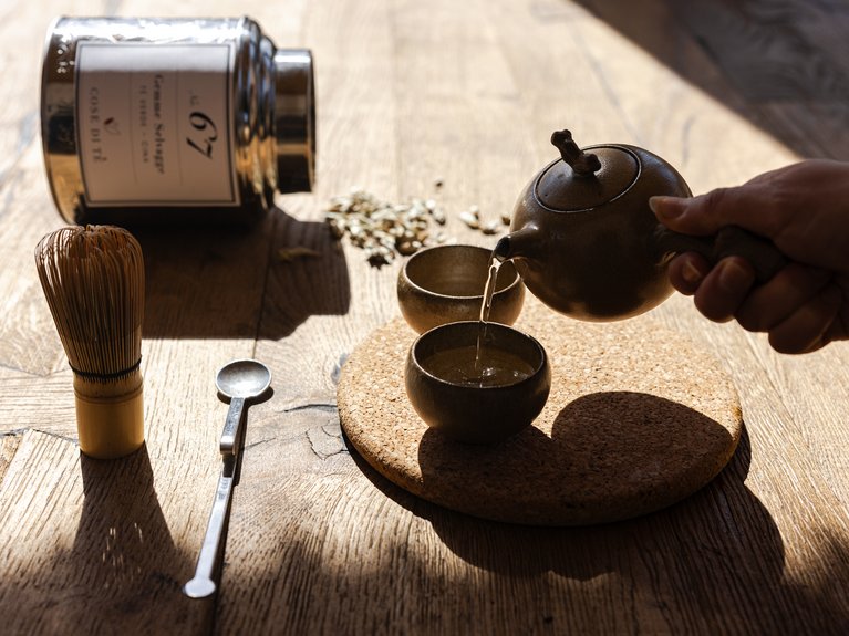 I nostri fornitori di fiducia: solo prodotti di qualità! Tè versato in tazze di ceramica con accessori per tè giapponese