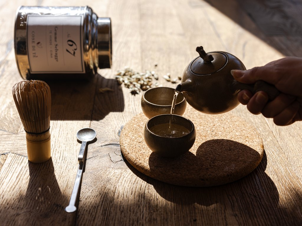 Per buongustai: l’hotel ideale vicino a Moena Tè versato in tazze di ceramica con accessori per tè giapponese