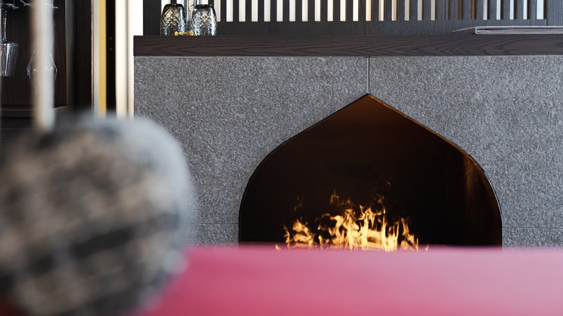 Moena: Unterkunft für Ihren Traumurlaub. Hotel Latemar! Moderner Kamin mit minimalistischem Design und dekorativen Objekten