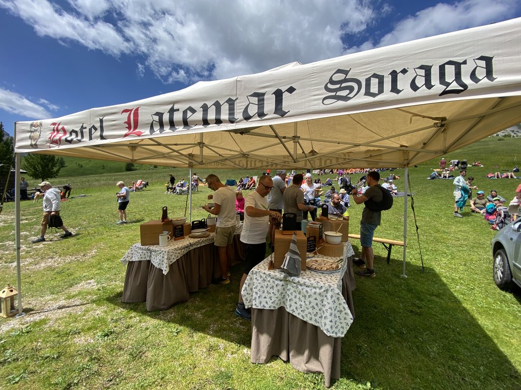 Per buongustai: l’hotel ideale vicino a Moena Stand con cibo all'aperto sotto una tenda Hotel Latemar Soraga