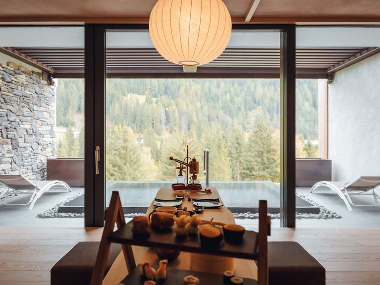 Urlaub im Fassatal: Erholung pur Esszimmer mit Blick auf Pool und Wald durch ein großes Fenster