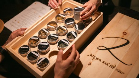 Meteo, Moena, Soraga, Latemar: tutto nella nostra gallery Contenitori di tè assortiti in una scatola di legno con coperchio inciso