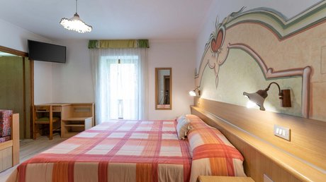 Picture gallery Bedroom with double bed and decorated wall featuring a heart
