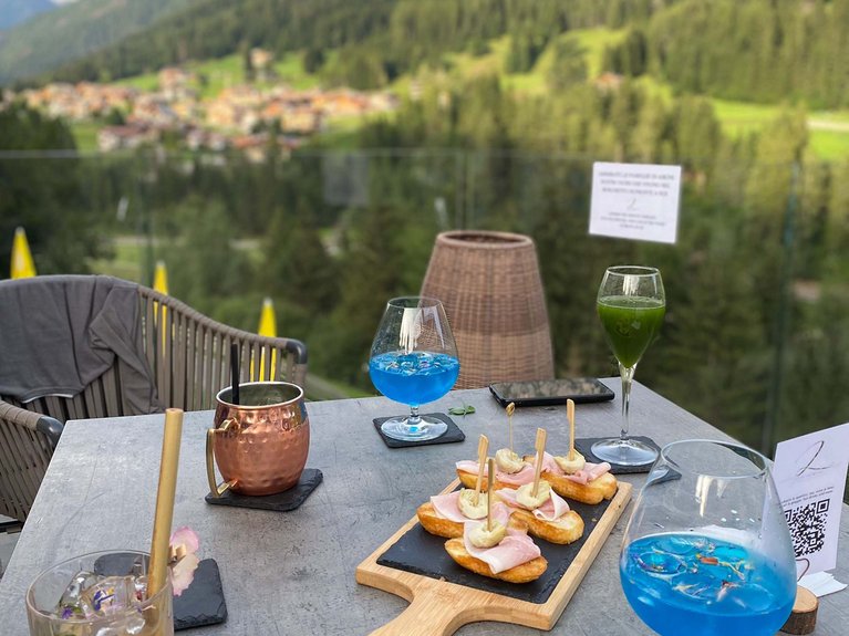 Hotel Latemar con vista sulle Dolomiti Tavolo con aperitivo e snack con vista sulle montagne