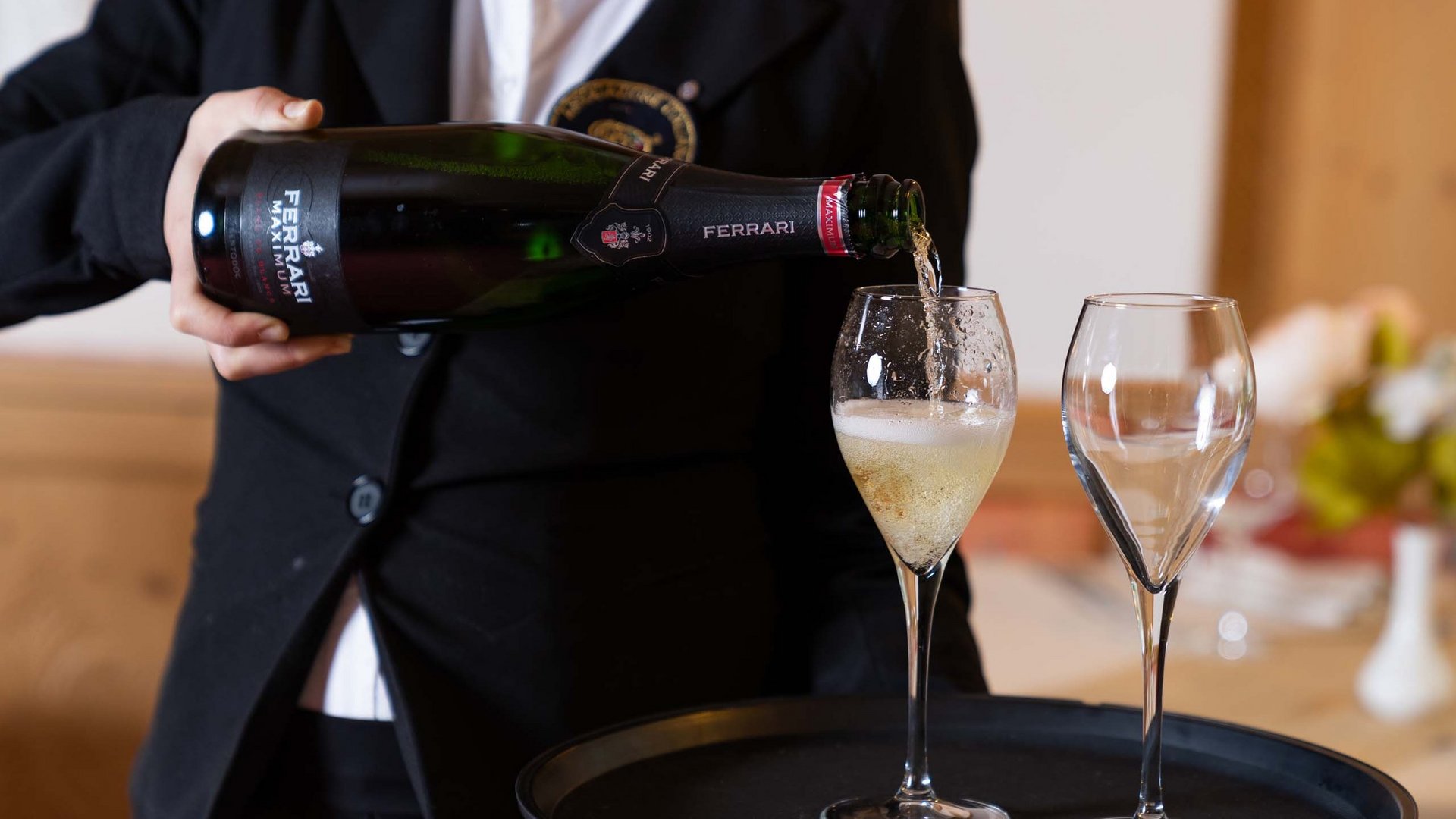 Soraga: Hotel für Weinliebhaber Kellner gießt Ferrari Sekt in ein Verkostungsglas
