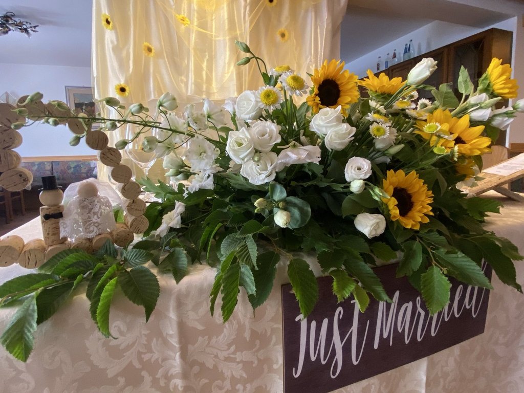 Hikes from Moena and much more: our programme Wedding flower arrangement and decoration with Just Married sign