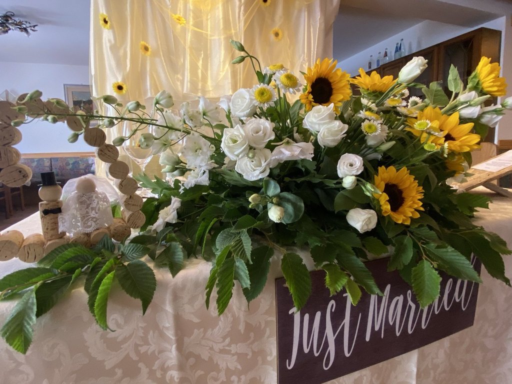 Val di Fassa: wandern, biken, erleben Blumengesteck und Hochzeitsdekoration mit Just Married Schild