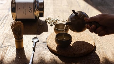 Meteo, Moena, Soraga, Latemar: tutto nella nostra gallery Tè versato da una teiera in una tazza su un tavolo di legno