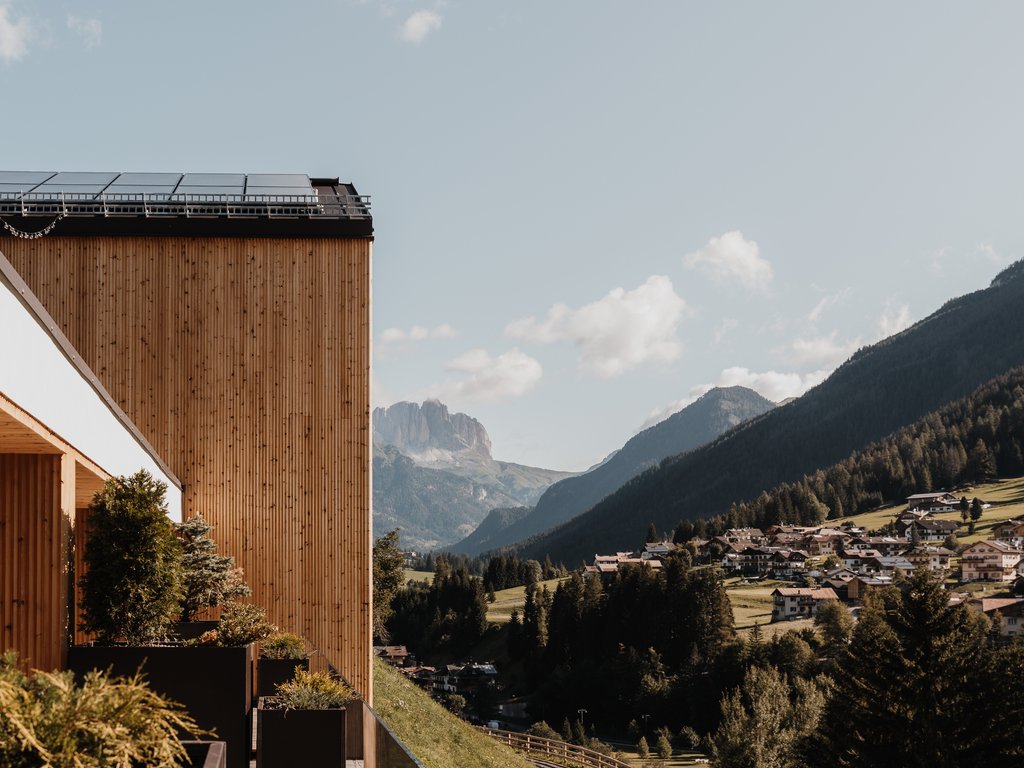 Soraga bei Südtirol im Trentino Moderner Balkon mit Pflanzen und Blick auf Bergstraße und Dorf