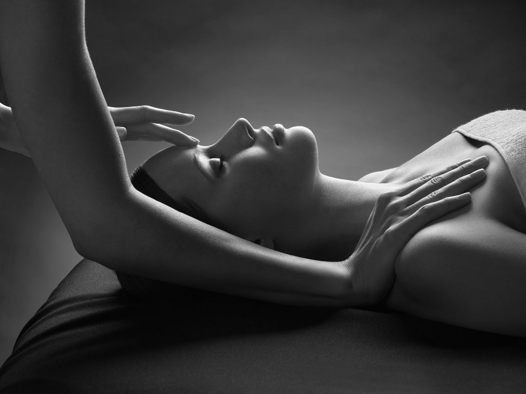 Soraga: dal lago alla piscina del Latemar Donna rilassata riceve massaggio facciale in ambiente spa