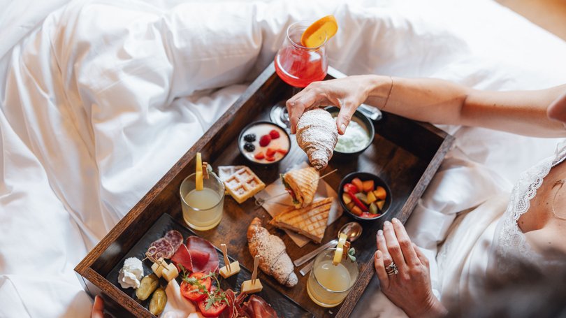 Moena, alberghi da sogno, panorama? C’è l’Hotel Latemar! Vassoio di legno con colazione a letto, croissant, succhi e salumi