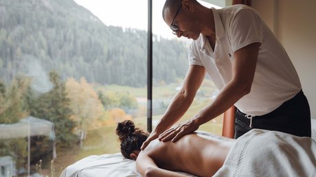 Meteo, Moena, Soraga, Latemar: tutto nella nostra gallery Massaggiatore che fa un massaggio sulla schiena a una donna in una stanza con vista montagna