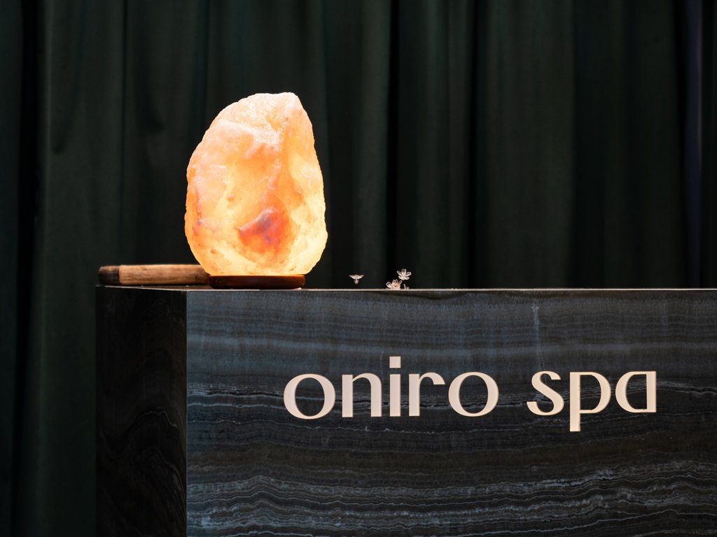 Soraga: dal lago alla piscina del Latemar Reception spa Oniro con lampada di sale e sfondo con tende scure