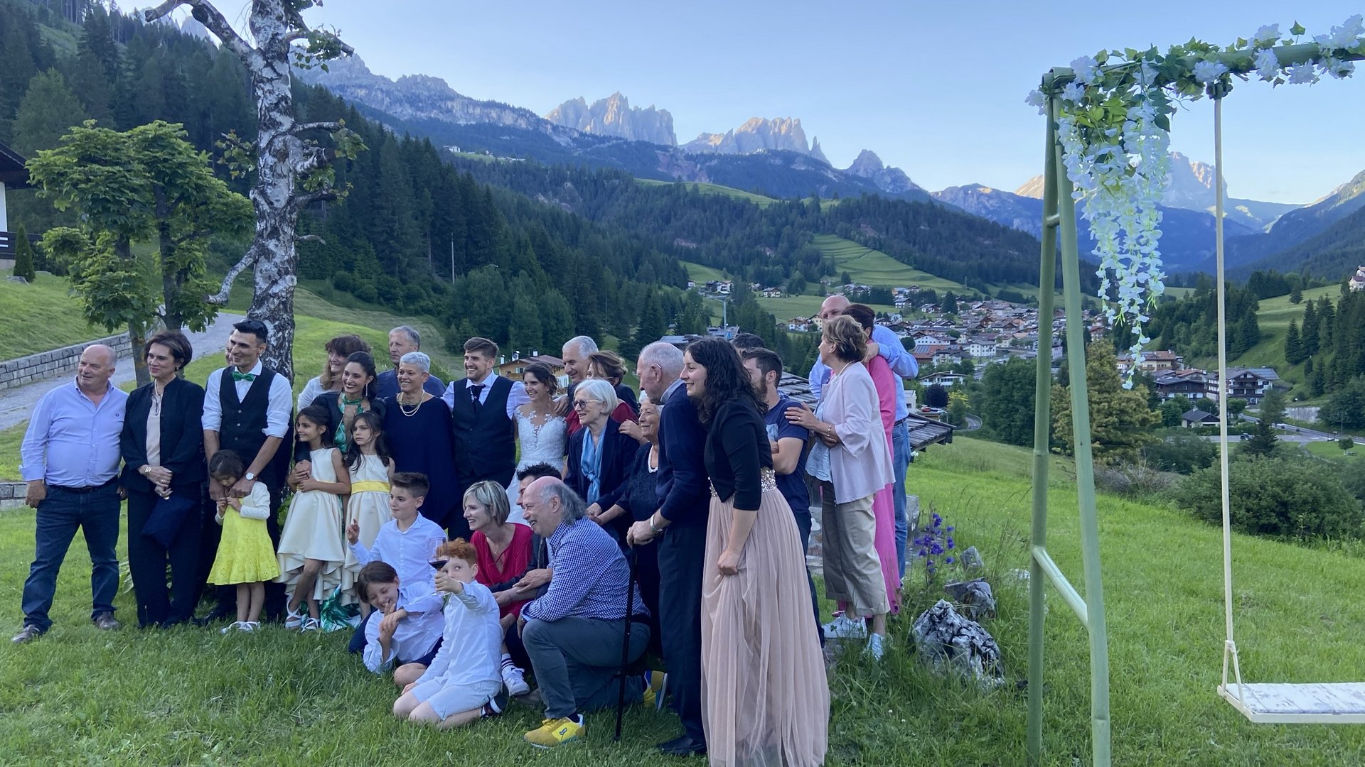 Dalla webcam il Latemar è bello, ma dal vivo è un sogno! Gruppo di persone in posa per foto in un prato con montagna sullo sfondo