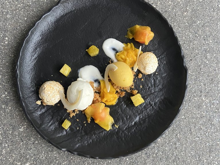 Ristorante a Soraga di Fassa: Mirage con #latermarview Dessert gourmet con gelati, mousse e frutta su piatto nero