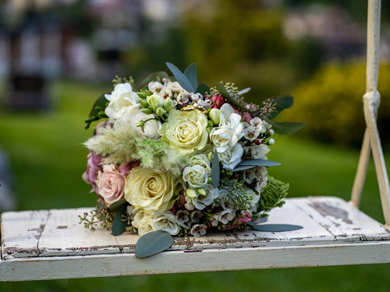 Dalla webcam il Latemar è bello, ma dal vivo è un sogno! Bouquet di fiori misti appoggiato su un'altalena di legno bianca usurata