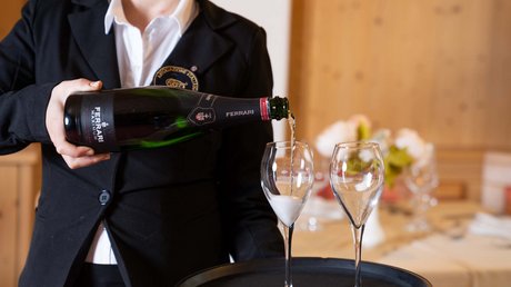 Meteo, Moena, Soraga, Latemar: tutto nella nostra gallery Cameriere che versa vino spumante Ferrari in due bicchieri da flûte