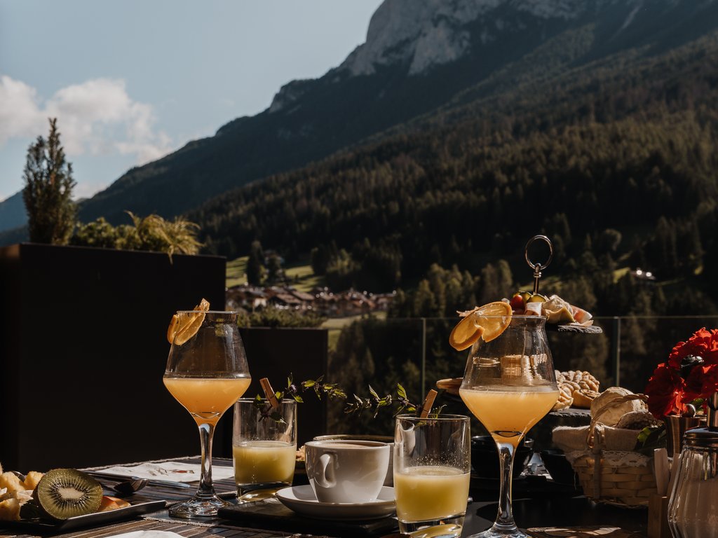 Soraga bei Südtirol im Trentino Frühstück im Freien mit Getränken und Bergen im Hintergrund