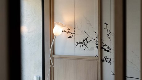 Meteo, Moena, Soraga, Latemar: tutto nella nostra gallery Lampada a parete a forma di fiore accesa in camera con parete decorata da rami