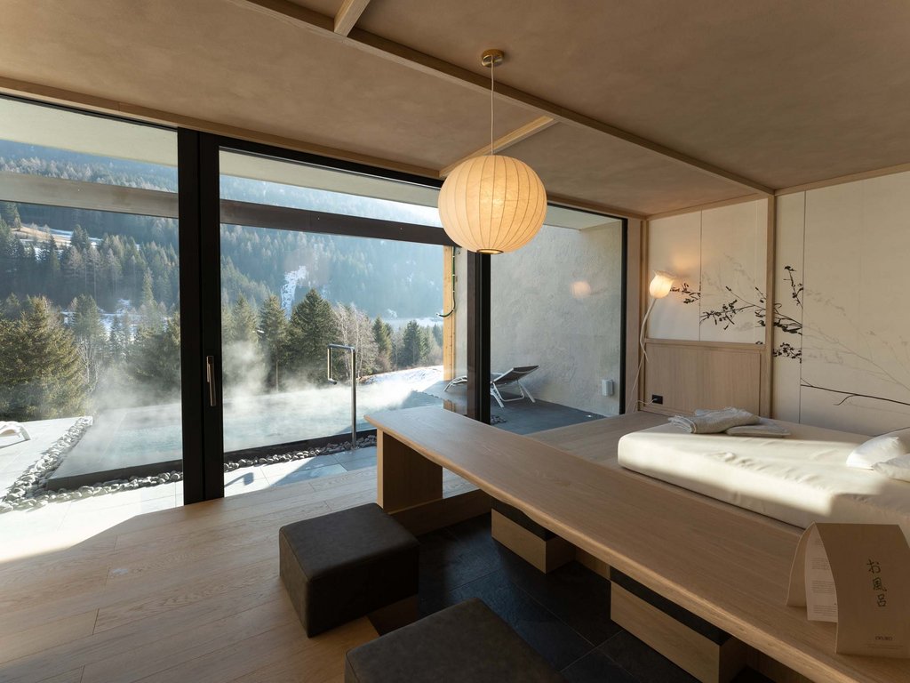 Sulla pista ciclabile, da Moena alla vostra oasi romantica Camera moderna con grande finestra e vasca esterna con vista montagna