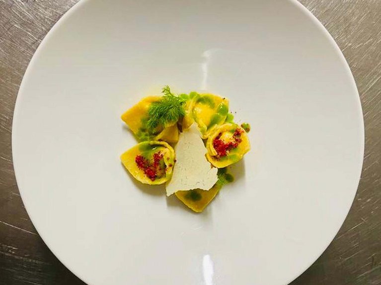 I nostri fornitori di fiducia: solo prodotti di qualità! piatto gourmet con pasta ripiena e guarnizioni colorate